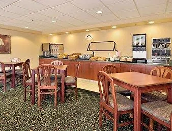 Super 8 By Wyndham Bloomington/airport 2*