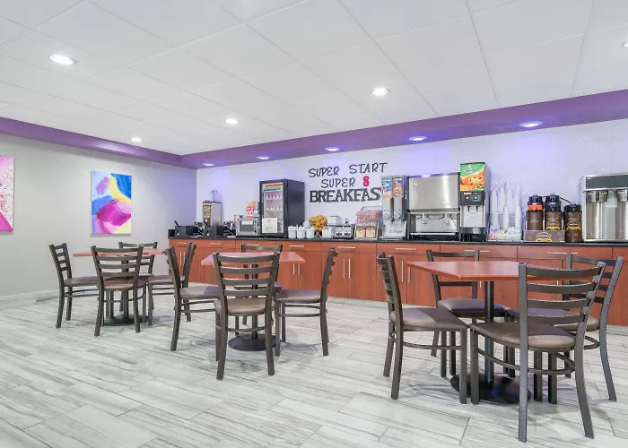 Super 8 By Wyndham Bloomington/airport 2*