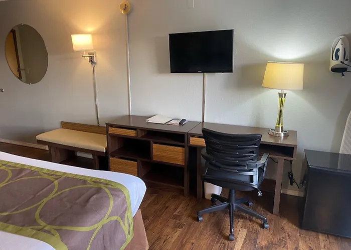 Super 8 By Wyndham Bloomington/airport Hotel 2*