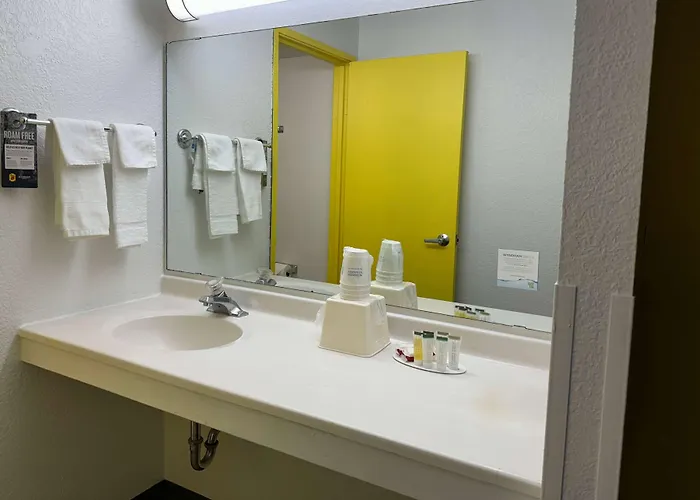 Super 8 By Wyndham Bloomington/airport