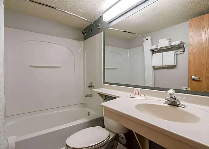 Hotel Super 8 By Wyndham Bloomington/airport 2*