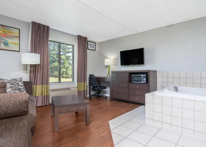 Hotel Super 8 By Wyndham Bloomington/airport
