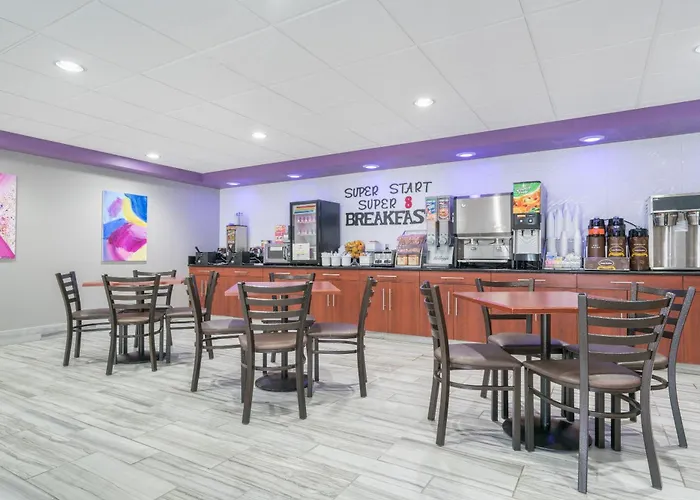 Super 8 By Wyndham Bloomington/airport 2* Bloomington